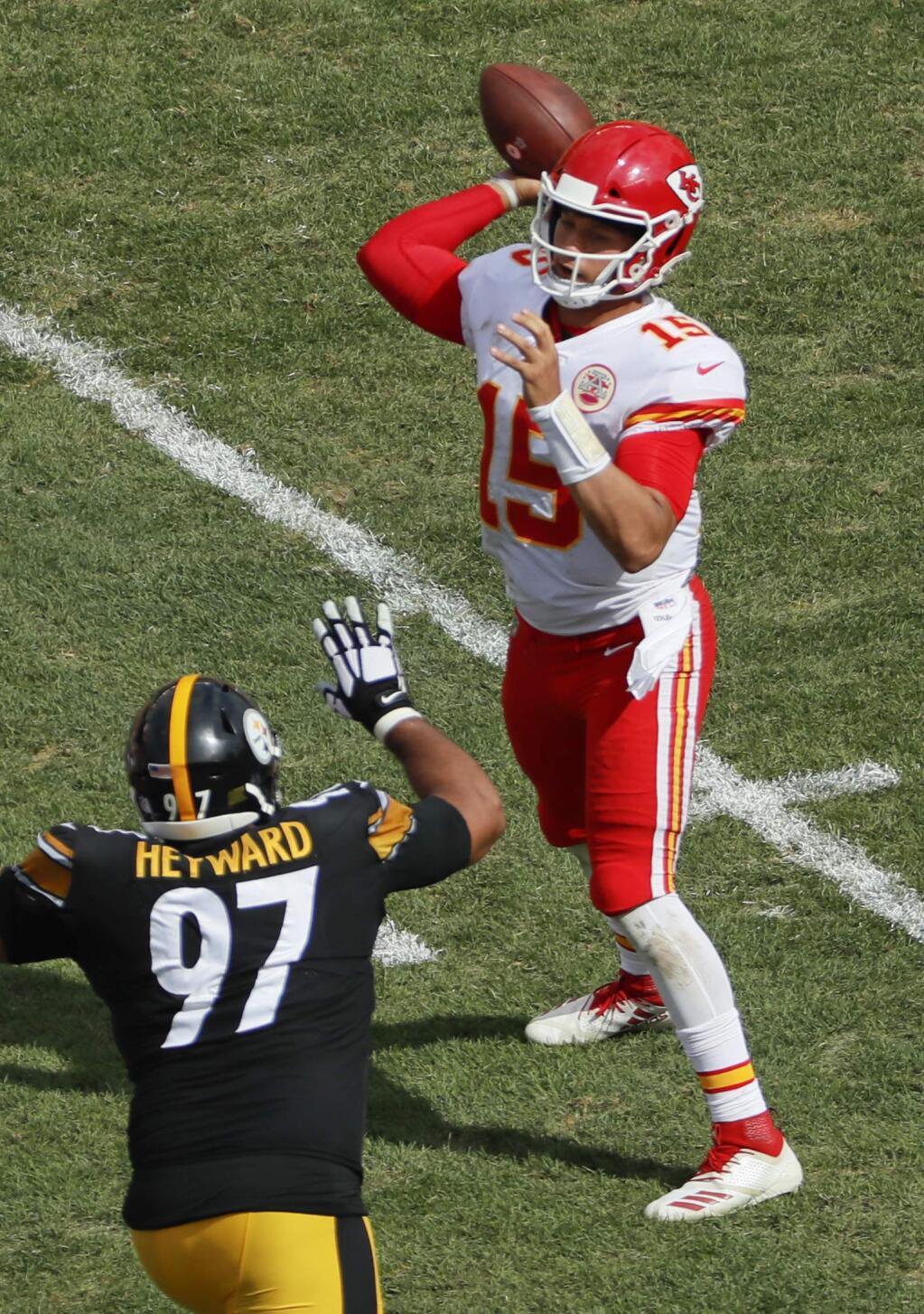 Kansas City Chiefs quarterback Patrick Mahomes, right, plays against the Pittsburgh Steelers, Sunday, Sept. 16, 2018, in Pittsburgh. (AP Photo/Gene J. Puskar)