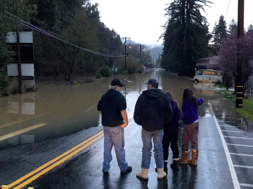 Flooding on River Road in Guerneville on Wednesday, Feb. 27, 2019. (KENT PORTER/ PD)