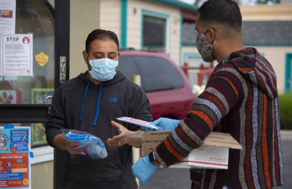 Refugio Mata, outreach specialist from the La Luz Center, talked with a La Favorita customer last year about the 2020 Census. (Photo by Robbi Pengelly/Index-Tribune).