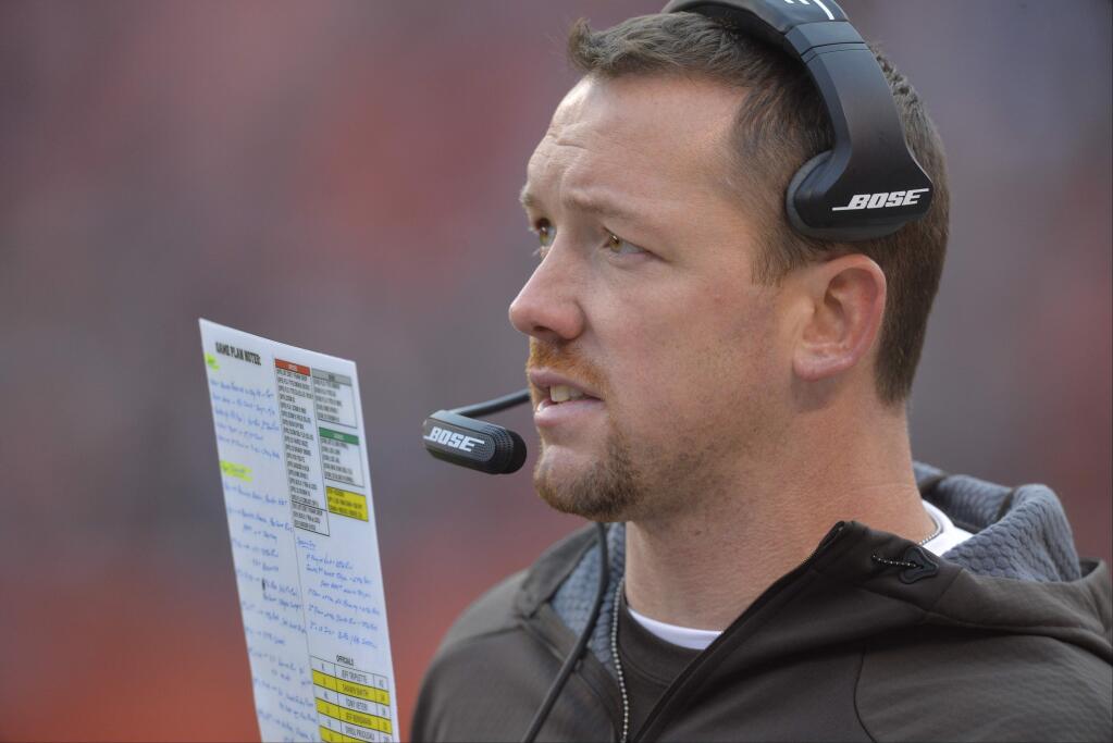 Cleveland Browns defensive coordinator Jim O'Neil reacts on the sideline during an NFL football game against the Cincinnati Bengals Sunday, Dec. 6, 2015, in Cleveland. Cincinnati won 37-3. (AP Photo/David Richard)