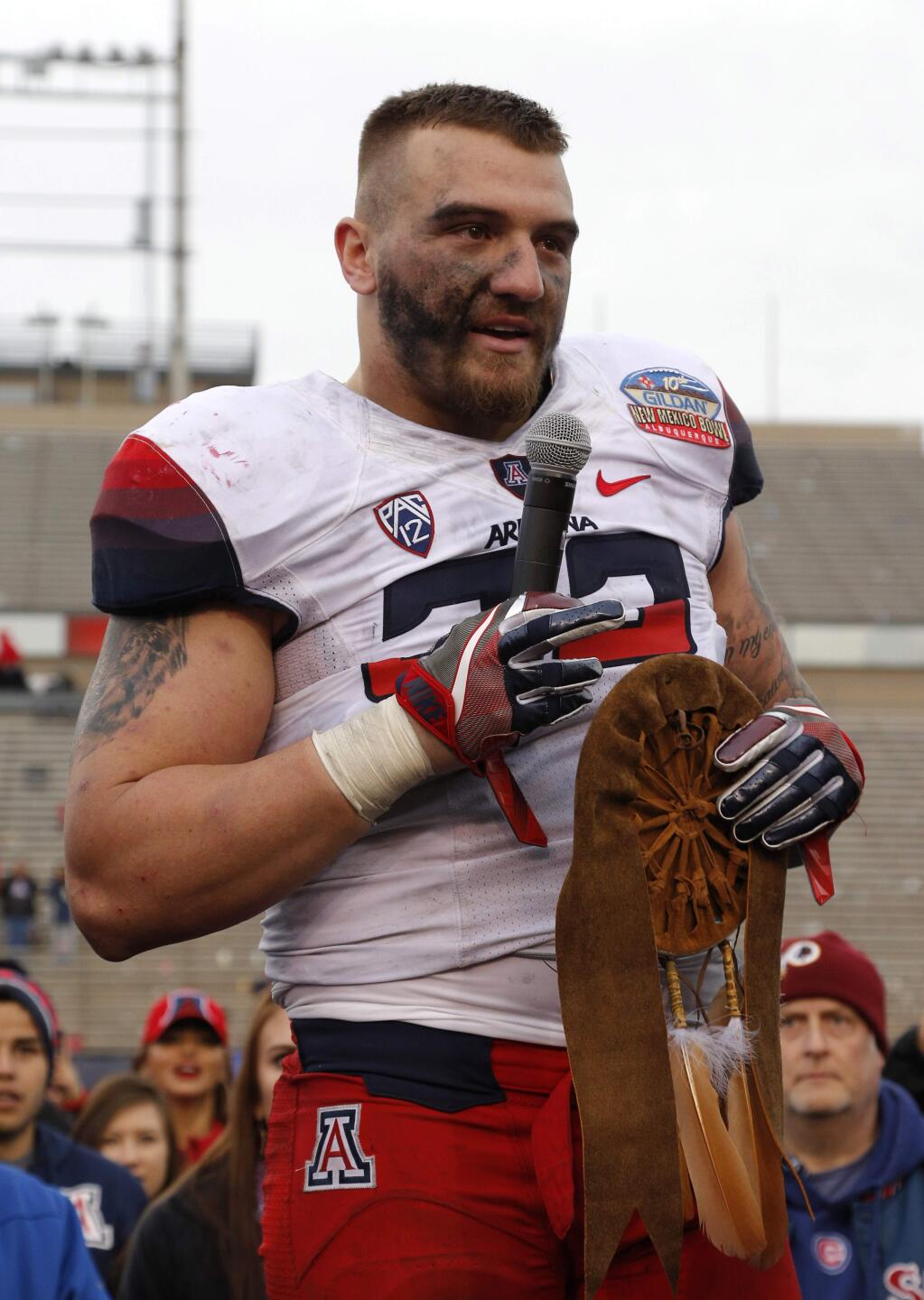 Arizona linebacker Scooby Wright III thanks the crowd for support while receiving the Defensive Player of the Game award after the New Mexico Bowl NCAA college football game against New Mexico in Albuquerque, N.M., Saturday, Dec. 19, 2015. Arizona won 45-37. (AP Photo/Andres Leighton)