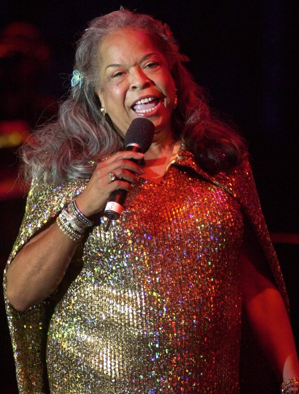 FILE - In this July 20, 2001 file photo, Della Reese sings during the Detroit 300 festival in Detroit. Reese, the actress and gospel-influenced singer who in middle age found her greatest fame as Tess, the wise angel in the long-running television drama 'Touched by an Angel,' died at age 86. A family representative released a statement Monday that Reese died peacefully Sunday, Nov. 19, 2017, in California. No cause of death or additional details were provided. (AP Photo/Paul Warner, File)
