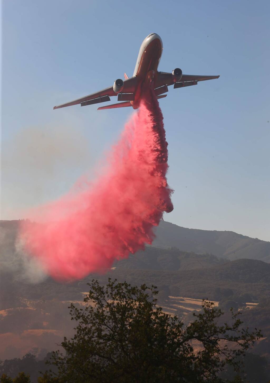 An air tanker drops fire retardant on a ridge near Hendricks Road in Lakeport on Wednesday, Aug. 1, 2018. (CHRISTOPHER CHUNG/ PD)