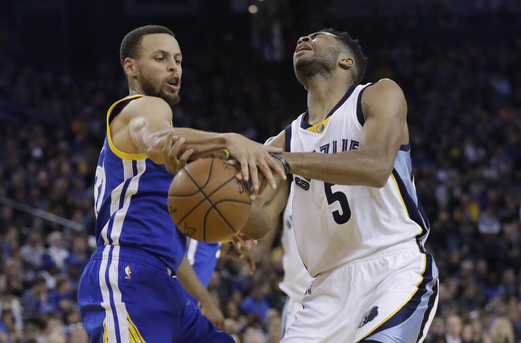 Golden State Warriors' Stephen Curry, left, defends against Memphis Grizzlies' Andrew Harrison (5) during the first half of an NBA basketball game, Sunday, March 26, 2017, in Oakland, Calif. (AP Photo/Marcio Jose Sanchez)