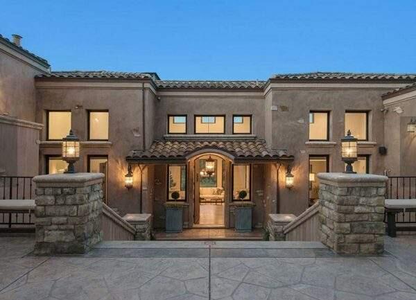 Stephen and Ayesha Curry purchased the five-bedroom house in November 2015 for $3.2 million. They initially listed the home at $3.7 in October but recently slashed it to $3.5 million. (Andy Read and Ana O'Byrne of Caldecott Properties)