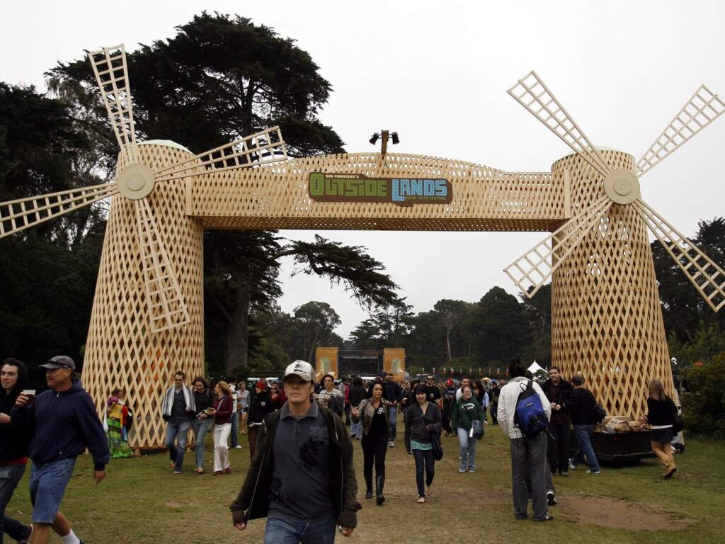 A steady flow of people make their way into the Outside Lands festival in Golden Gate Park in 2008. (PD FILE)