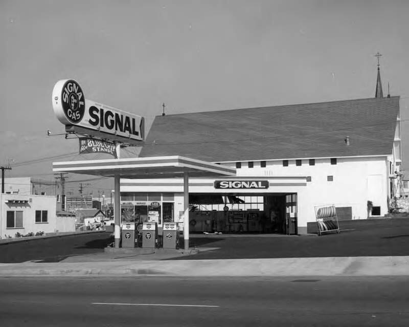 Example of a Signal service station in Los Angeles, 1960. It is almost identical in design features to the station from the same era at 899 Broadway, which will be dismantled and reconstructed as a family restaurant. (Ralph Morris Photographer, Los Angeles Public Library)