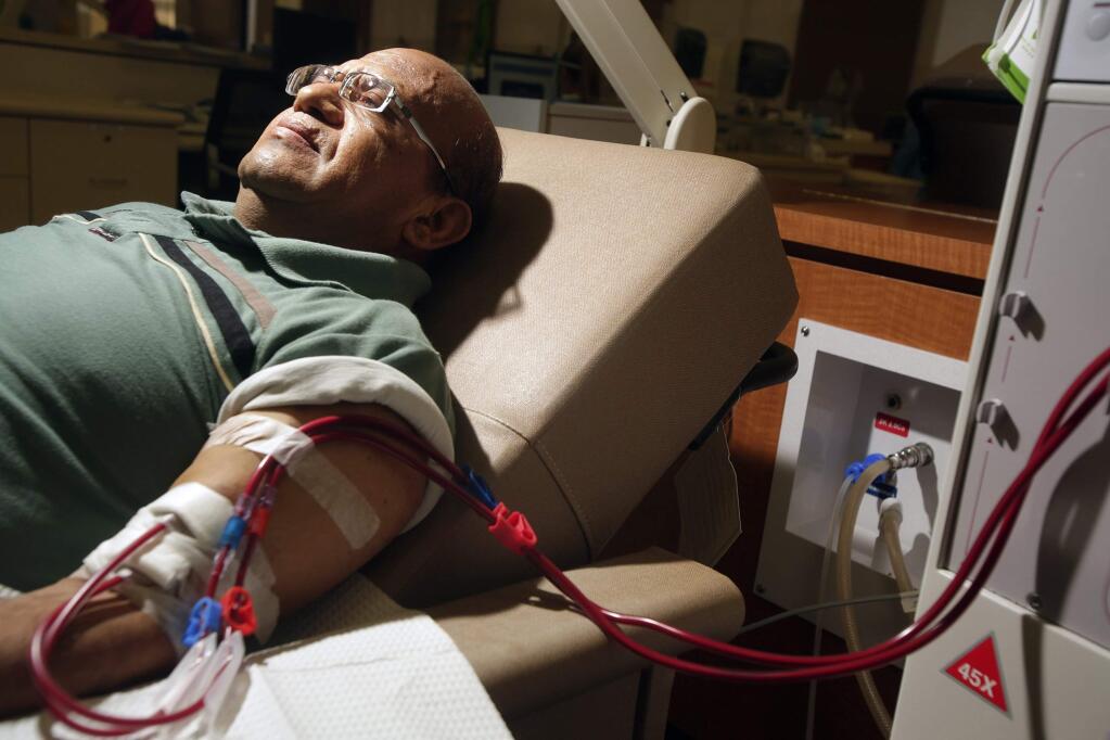 Giraldo Garcia gets dialysis at DaVita Dialysis Center in Inglewood. (IRFAN KHAN / Los Angeles Times, 2014)