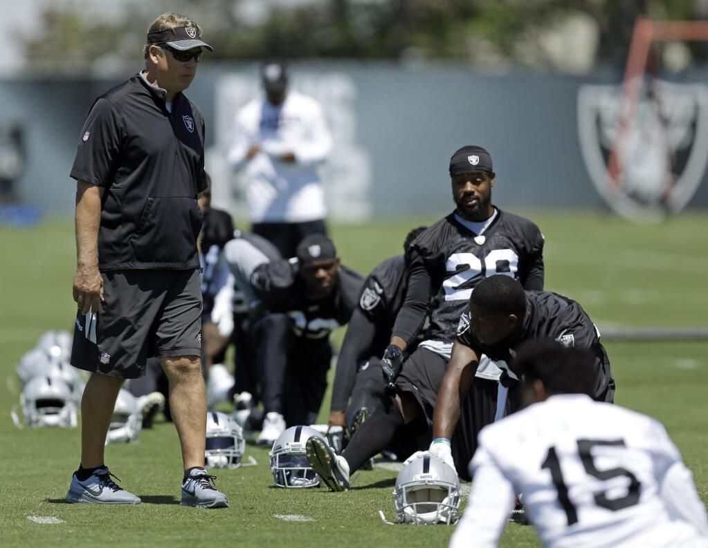 Oakland Raiders head coach Jack Del Rio, left, watches players stretch during NFL football practice on Tuesday, June 13, 2017, at the team's training facility in Alameda, Calif. (AP Photo/Ben Margot)