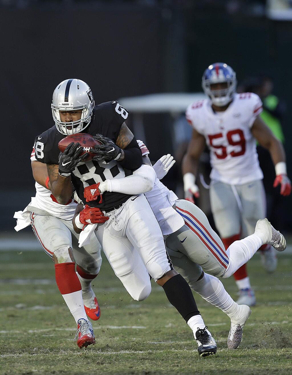 Oakland Raiders tight end Clive Walford (88) runs against the New York Giants during an NFL football game in Oakland, Calif., Sunday, Dec. 3, 2017. (AP Photo/Ben Margot)