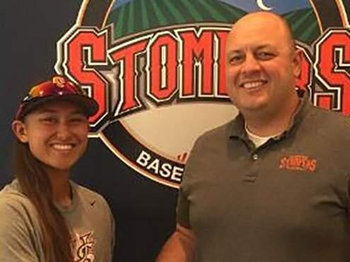 Kelsie Whitmore poses with Sonoma Stompers' Vice President and General Manager Theo Fightmaster. (@SONOMASTOMPERS)