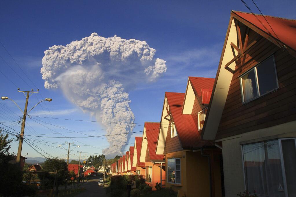 The Calbuco volcano is seen erupting from Puerto Varas, Chile, Wednesday, April 22, 2015. The volcano erupted billowing a huge ash cloud over a sparsely populated, mountainous area in southern Chile. Authorities ordered the evacuation of the inhabitants of the nearby town of Ensenada, along with residents of two smaller communities. (AP Photo/Carlos F. Gutierrez) - CHILE OUT - NO USAR EN PUBLICACIONES O WEBSITES EN CHILE