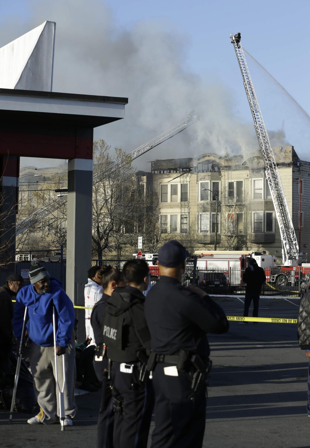 Firefighters battle aa early morning apartment fire Monday, March 27, 2017, in Oakland, Calif. (AP Photo/Ben Margot)