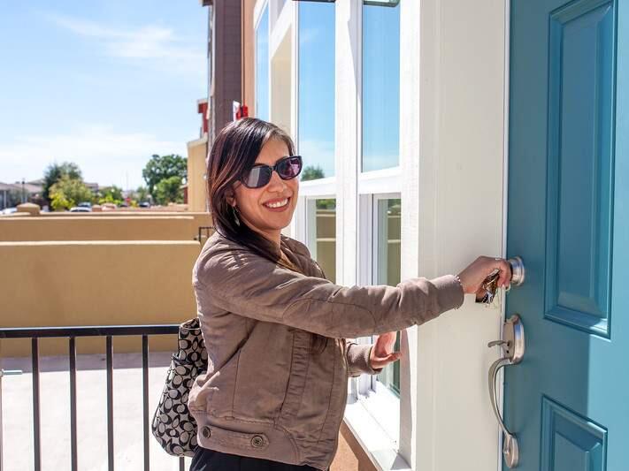 Victoria Hernandez moves into her new Burbank Housing home. (Photo: Loren Hansen)