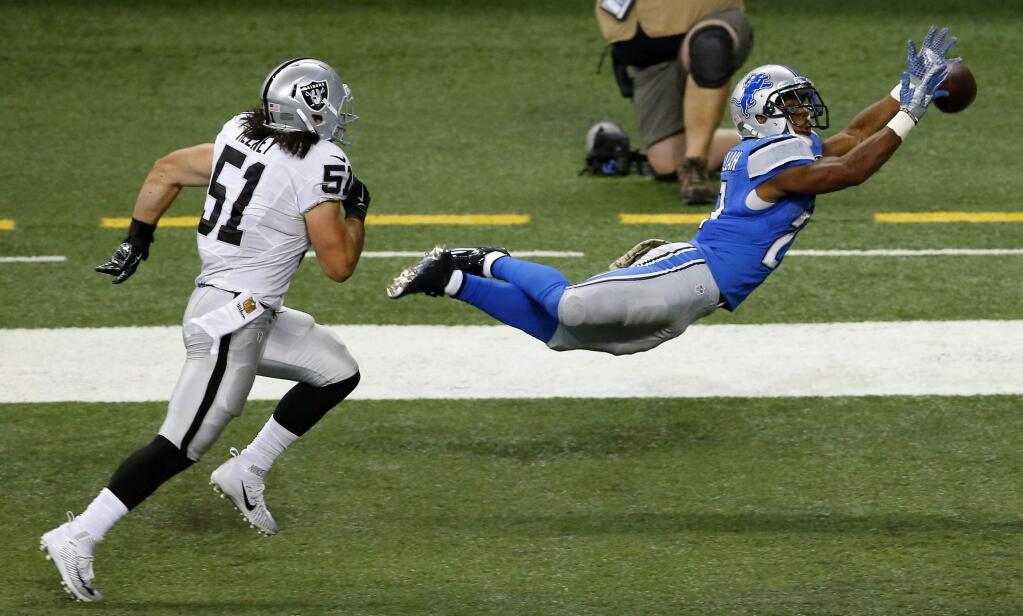 Detroit Lions running back Ameer Abdullah (21) stretches but is unable to catch a pass in front of Oakland Raiders inside linebacker Ben Heeney (51) during the first half of an NFL football game, Sunday, Nov. 22, 2015, in Detroit. (AP Photo/Paul Sancya)