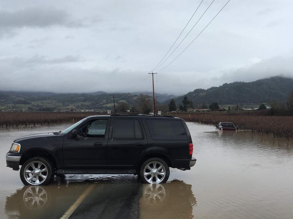 Flooded vehicles from Highway 128 at Alexander Valley Road bridge on Monday, Jan. 9, 2017. (KENT PORTER/ PD)