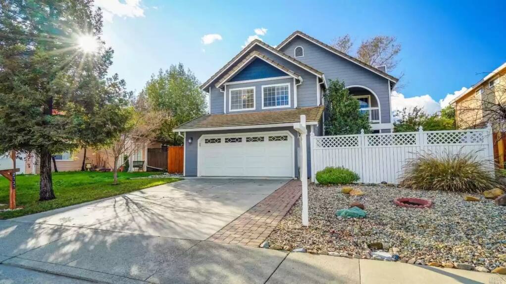 A sale was pending on this home on Fairfield home listed for $610,000 in December 2021. It was sold on Jan. 14, 2022, for $625,000. (Bebe Sorenson / Realty One Group Fox)