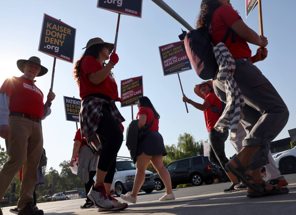 Trabajadores de salud mental de Kaiser Permanente caminan en la línea de piquete en el Centro Médico Kaiser Permanente Santa Rosa en Santa Rosa, California, el martes 16 de agosto de 2022. (Beth Schlanker/The Press Democrat)