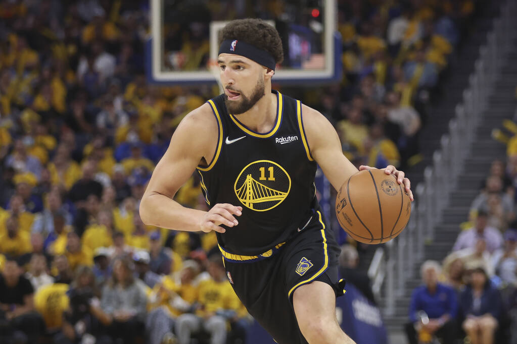 Warriors guard Klay Thompson drives to the basket against the Dallas Mavericks during the second half of Game 1 of the Western Conference Finals in San Francisco on Wednesday, May 18, 2022. (Jed Jacobsohn / ASSOCIATED PRESS)