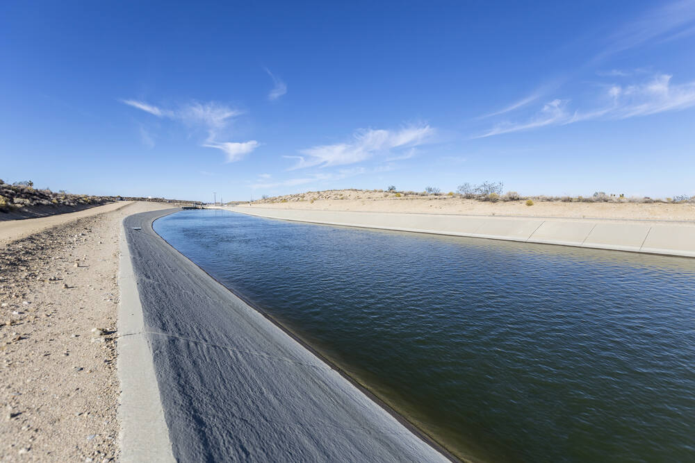 California aqueduct flowing through the Mojave desert in northern Los Angeles County. (trekandshoot / Shutterstock)