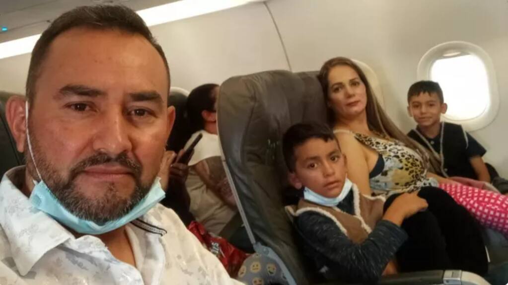 Una foto de la familia Santa Rosa de Pedro Arango, izquierda y Lorena Gutiérrez, derecha, viajando en avión. (GoFundMe / Raquel Gutiérrez)