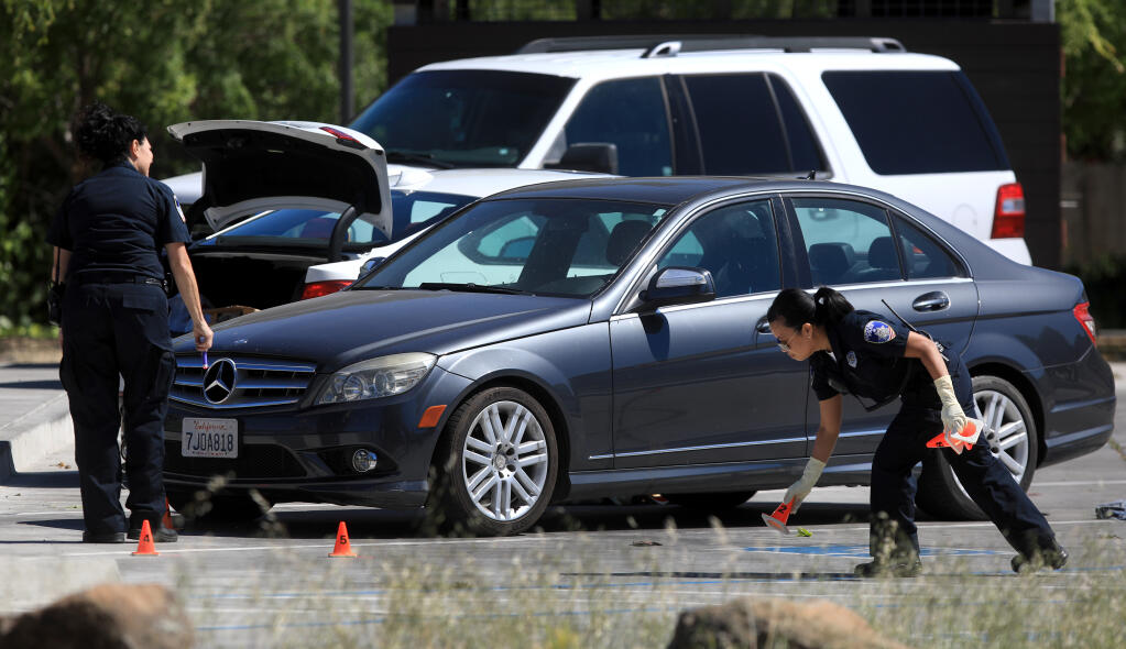 La policía de Santa Rosa recauda información sobre un tiroteo en el estacionamiento de Bayer Park & Gardens en West Avenue y Rose Meadow Court, el miércoles 9 de junio de 2021, en Santa Rosa. (Kent Porter / The Press Democrat).