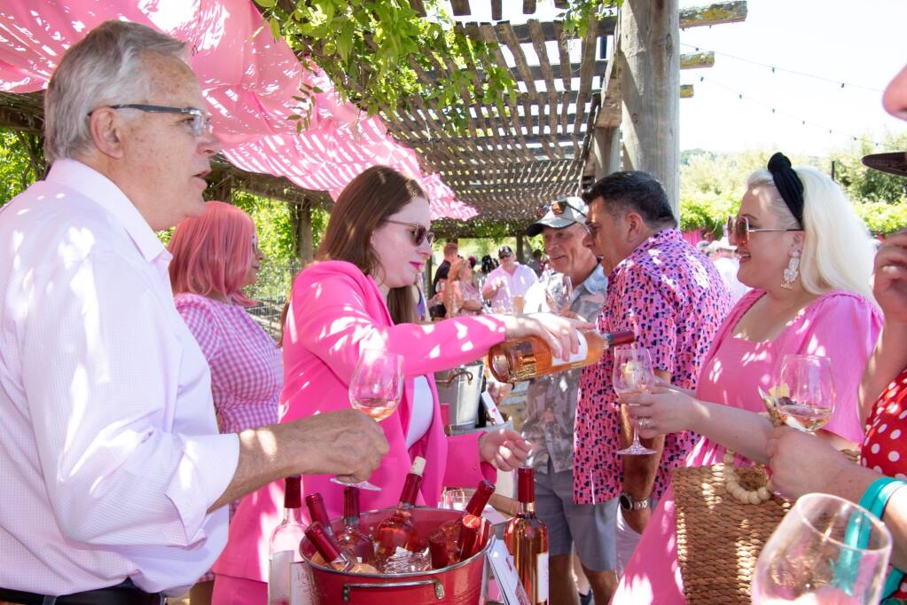 Michael Muscardini and Allison Coats pour samples of Muscardini Cellars’ rosé at the 2022 Pink Saturday spectacular. (Photos: Out in the Vineyards)