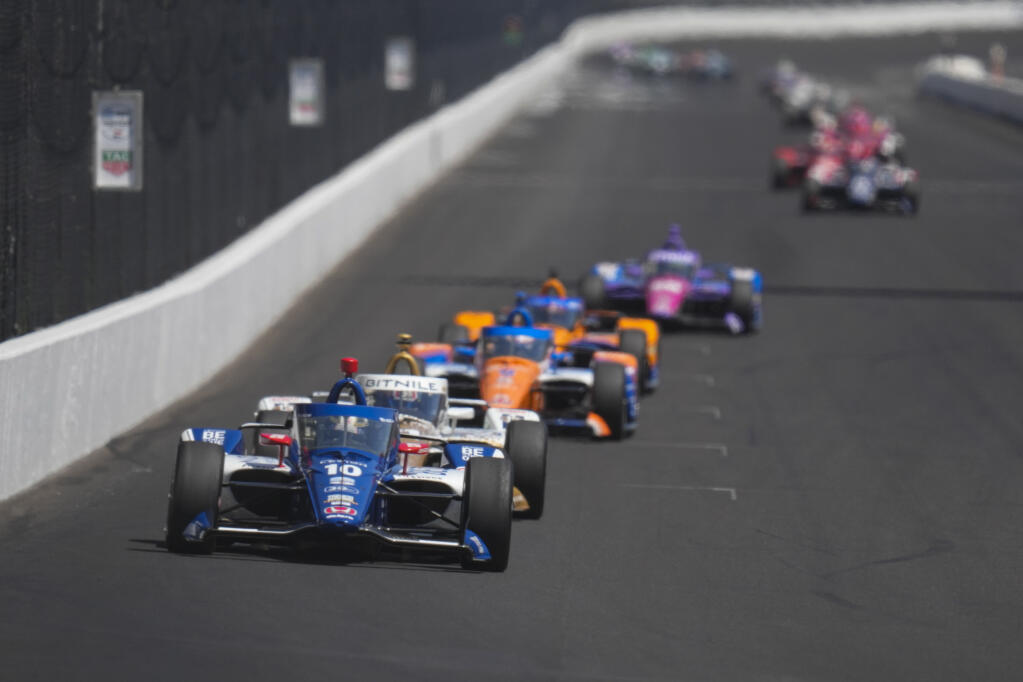 Alex Palou leads a pack as they head into the first turn during the final practice for the Indianapolis 500 at Indianapolis Motor Speedway in Indianapolis, Friday, May 26, 2023. (Michael Conroy / ASSOCIATED PRESS)
