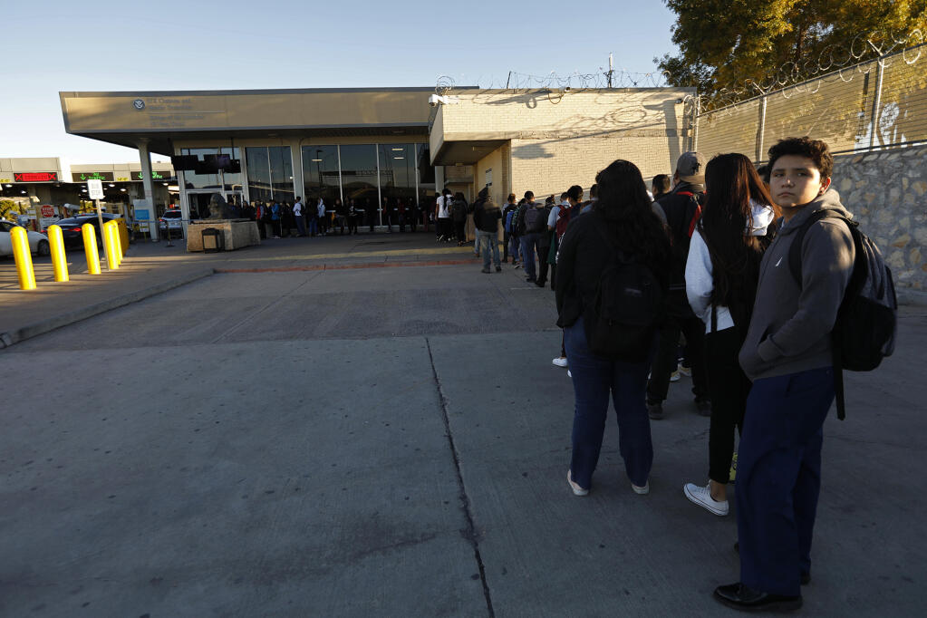 Mexican youth wait in line at the Port of Entry in Ciudad Juárez, Mexico, on the way to El Paso, Texas. (GENARO MOLINA / Los Angeles Times)
