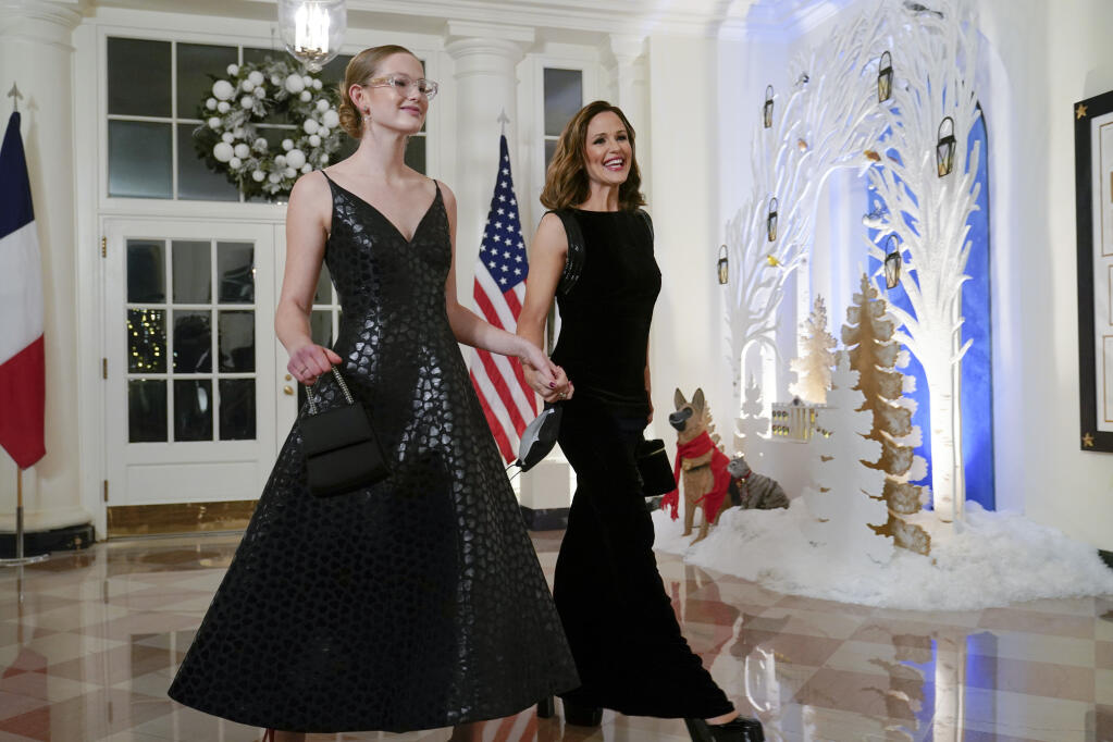 Actress Jennifer Garner arrives with her daughter Violet Affleck for the State Dinner with President Joe Biden and French President Emmanuel Macron at the White House in Washington, Thursday, Dec. 1, 2022. (AP Photo/Susan Walsh)