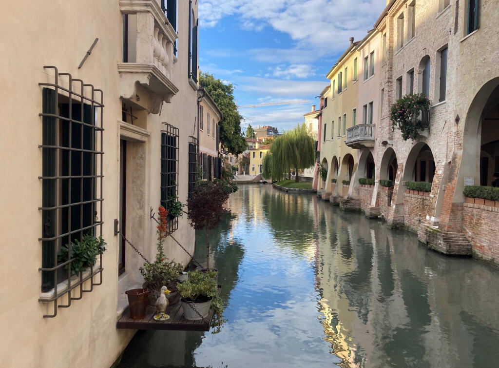 HOMES AND BUSINESSES rising out of the Treviso’s canal waters gives parts of the town a look very close to Venice, its larger cousin about 40 kilometers to the south. (Bill Lynch)