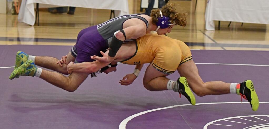 Petaluma’s Silas Pologeorgis and Casa Grande’s Noah Padecky had a tough match at 184 pounds with Padecky winning by pin. (Sumner Fowler / For the Argus-Courier)