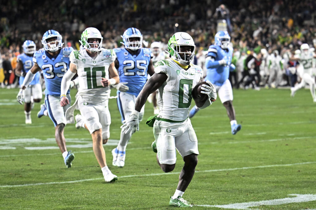 Oregon running back Bucky Irving runs for a touchdown against North Carolina during the first half of the Holiday Bowl, Wednesday, Dec. 28, 2022, in San Diego. (Denis Poroy / ASSOCIATED PRESS)